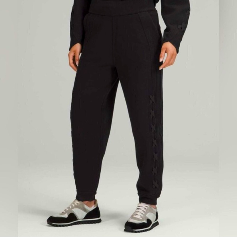 Lululemon Black Braided Detail HR Jogger Sweatpants Size 4 Loose Fit Comfort